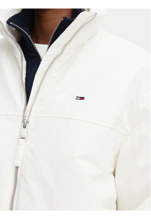 Tommy Jeans Kurtka przejściowa DW0DW22908 Biały Regular Fit. Kolor: biały. Materiał: syntetyk