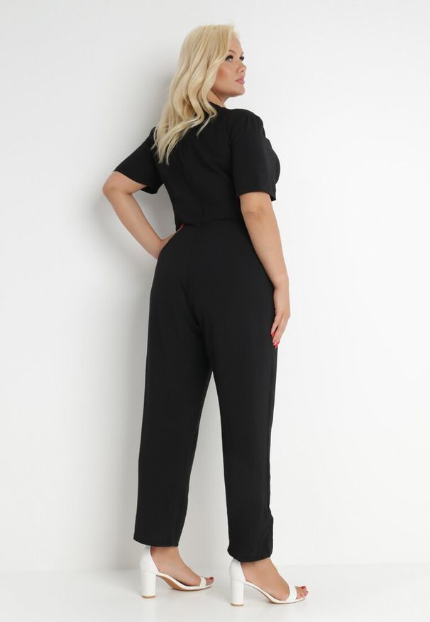 Born2be - Czarny Kombinezon Panomeda. Kolekcja: plus size. Kolor: czarny. Materiał: tkanina. Długość rękawa: krótki rękaw. Długość: krótkie. Wzór: gładki, jednolity, kolorowy. Styl: klasyczny