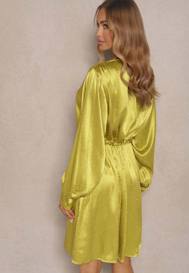 Renee - Zielona Koszulowa Sukienka z Satyny Ozdobiona Cyrkoniami i Paskiem Miledis. Kolor: zielony. Materiał: satyna. Wzór: aplikacja. Typ sukienki: koszulowe. Styl: klasyczny