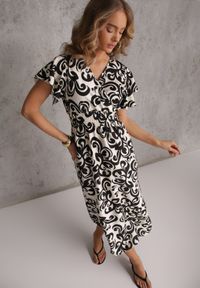 Renee - Czarna Taliowana Sukienka z Wiskozy z Kopertowym Dekoltem Jynaela. Typ kołnierza: dekolt kopertowy. Kolor: czarny. Materiał: wiskoza. Wzór: nadruk. Typ sukienki: kopertowe. Styl: boho #2
