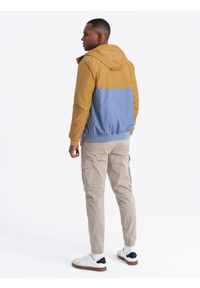 Ombre Clothing - Lekka kolorowa męska kurtka sportowa z polarem – niebiesko-musztardowa V8 - Rozmiar: XL. Typ kołnierza: kołnierzyk stójkowy. Kolor: niebieski. Materiał: polar. Wzór: kolorowy. Styl: sportowy