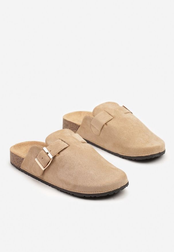 Born2be - Ciemnobeżowe Klapki w Stylu Chodaków z Klamrami Lilamira. Okazja: na co dzień, na spacer. Kolor: beżowy. Obcas: na płaskiej podeszwie. Styl: casual