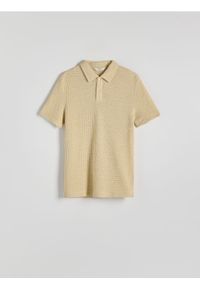 Reserved - Strukturalna koszulka polo regular - beżowy. Typ kołnierza: polo. Kolor: beżowy. Materiał: bawełna, dzianina