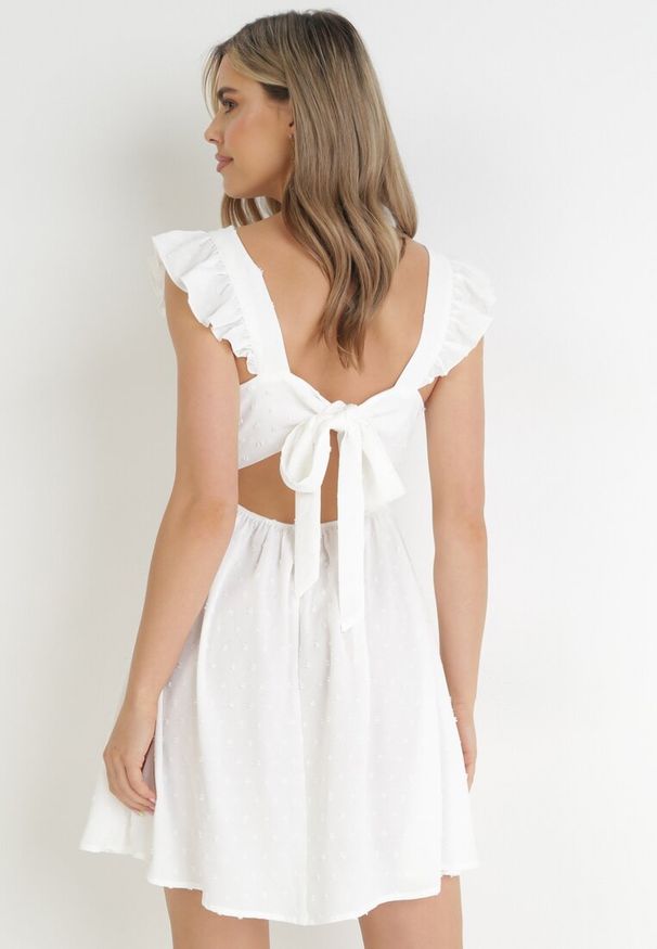Born2be - Biała Rozkloszowana Sukienka Mini z Tkaniny Plumeti i Odkrytymi Plecami Caitadi. Typ kołnierza: kołnierz z falbankami. Kolor: biały. Materiał: tkanina. Styl: elegancki. Długość: mini
