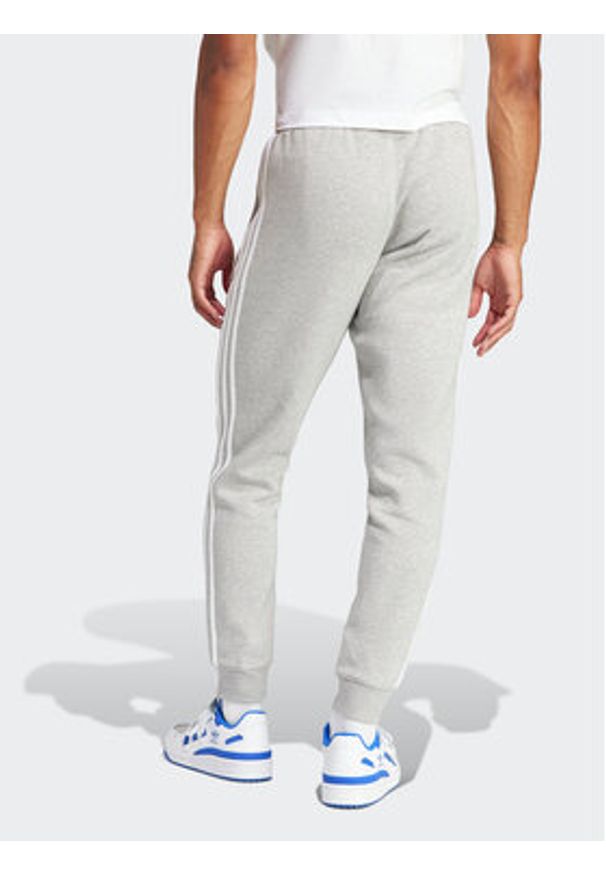 Adidas - adidas Spodnie dresowe adicolor 3-Stripes IM9318 Szary Slim Fit. Kolor: szary. Materiał: bawełna