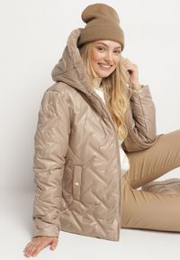 Born2be - Brązowa Pikowana Kurtka o Prostym Kroju z Kapturem Avilerie. Okazja: na co dzień. Typ kołnierza: kaptur. Kolekcja: plus size. Kolor: brązowy. Materiał: jeans. Styl: casual, elegancki #3