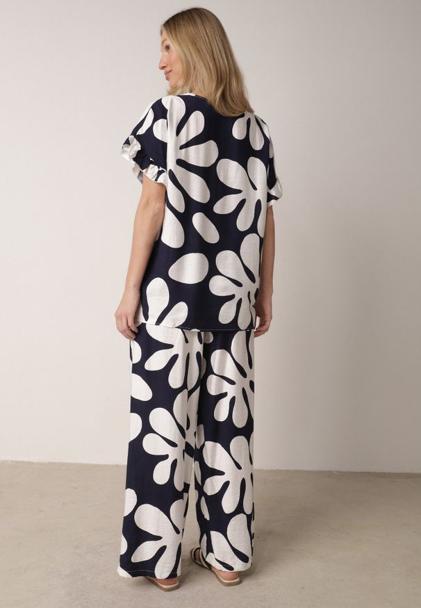 Born2be - Niebieski Komplet z Wiskozy Bluzka z Falbankami i Szerokie Spodnie w Liście Thalla. Kolor: niebieski. Materiał: wiskoza