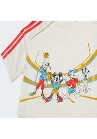 Adidas - Koszulka adidas x Disney Mickey Mouse. Kolor: czerwony, biały, wielokolorowy. Materiał: bawełna. Wzór: motyw z bajki. Sport: joga i pilates