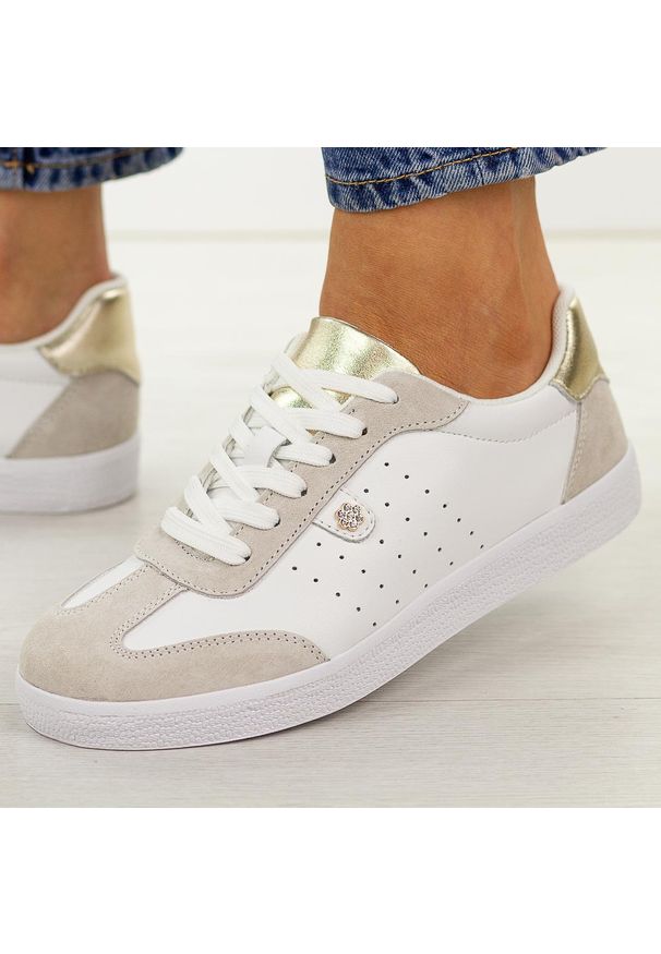 Białe skórzane półbuty damskie S.Barski 7091. Okazja: na spacer, na co dzień. Nosek buta: okrągły. Zapięcie: sznurówki. Kolor: biały. Materiał: zamsz, skóra. Szerokość cholewki: normalna. Sezon: wiosna, jesień, lato. Styl: casual, elegancki, sportowy, klasyczny