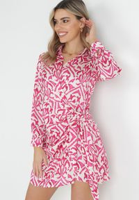Born2be - Fuksjowa Kopertowa Sukienka z Wiązaniem Pitville. Kolor: różowy. Typ sukienki: kopertowe #1