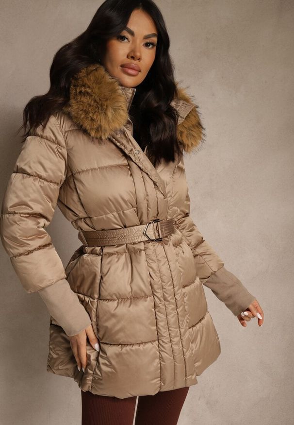 Renee - Ciemnobeżowa Pikowana Kurtka z Paskiem i Kapturem z Futerkiem Lilittia. Kolor: beżowy. Materiał: futro. Sezon: zima. Styl: elegancki