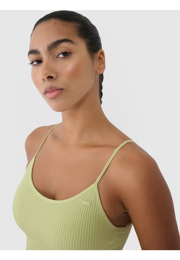 4f - 4F Biustonosz treningowy bezszwowy z niskim wsparciem damski - zielony XS/S. Kolor: zielony. Materiał: guma, elastan, prążkowany, materiał, włókno, dzianina, syntetyk. Rodzaj stanika: wyciągane miseczki. Wzór: ze splotem, jednolity. Sport: fitness, joga i pilates