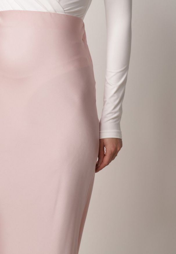 Born2be - Różowa Satynowa Spódnica z Lekko Rozkloszowanym Dołem Zinnemira. Kolor: różowy. Materiał: satyna. Styl: elegancki, klasyczny
