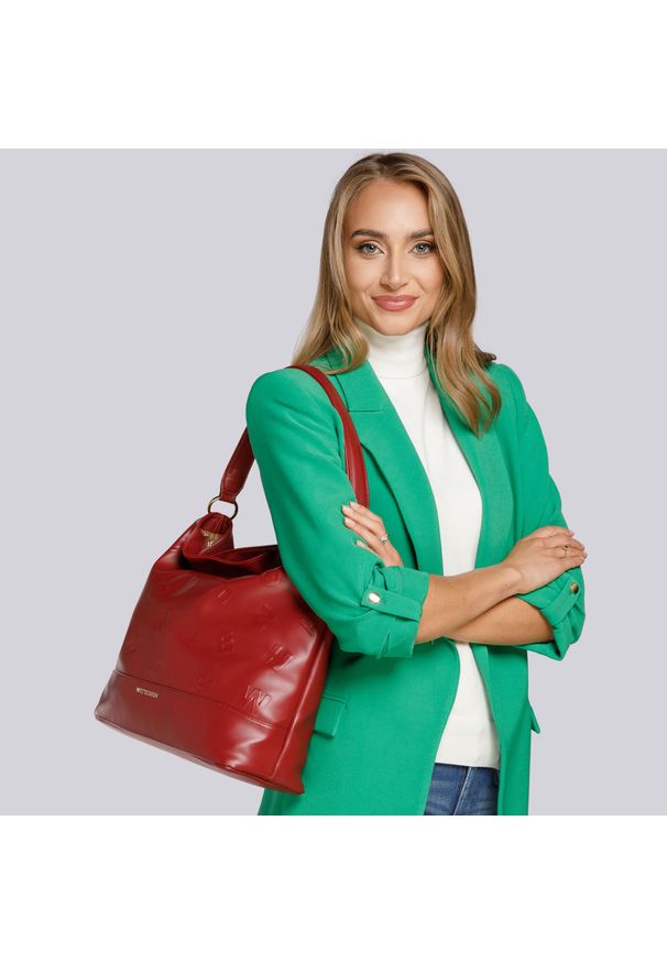 Wittchen - Torebka worek tłoczona w litery. Kolor: czerwony. Materiał: skórzane. Styl: casual. Rodzaj torebki: na ramię