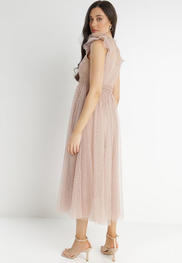 Born2be - Beżowa Sukienka Clymotis. Typ kołnierza: kołnierzyk stójkowy, kołnierz z falbankami. Kolor: beżowy. Materiał: koronka. Długość rękawa: bez rękawów. Długość: midi