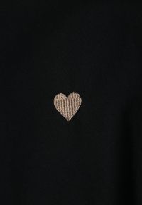 Born2be - Czarny Bawełniany T-shirt z Serduszkiem i Ozdobnymi Łańcuszkami Jynorin. Okazja: do pracy, na co dzień. Kolor: czarny. Materiał: bawełna. Wzór: aplikacja. Styl: elegancki, klasyczny, casual #2