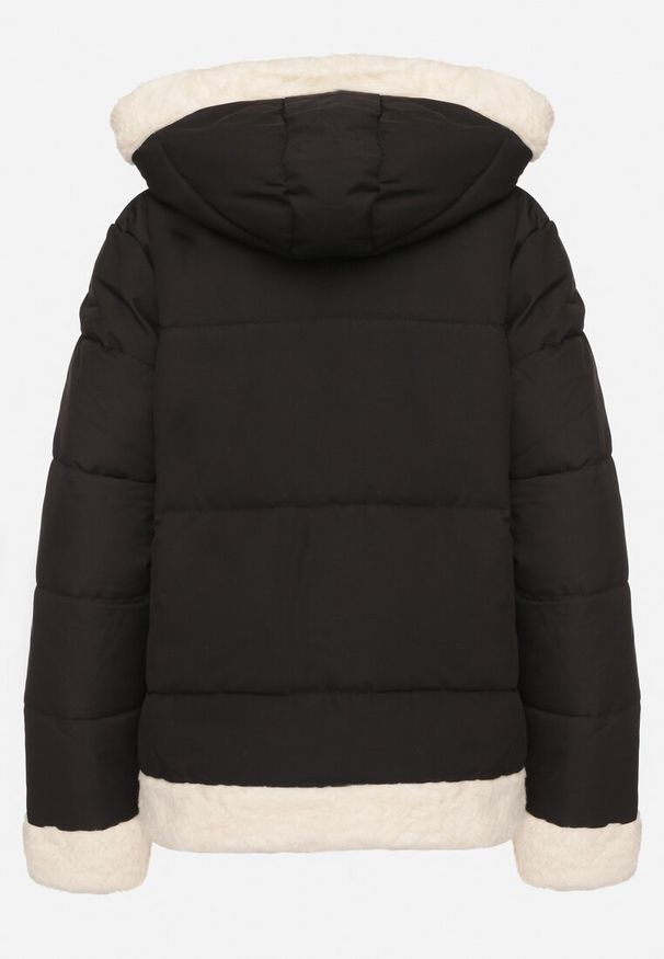 Born2be - Czarna Pikowana Kurtka o Prostym Kroju z Kapturem Obszyta Ozdobnym Futerkiem Ettelinea. Okazja: na co dzień. Typ kołnierza: kaptur. Kolor: czarny. Materiał: futro. Styl: casual