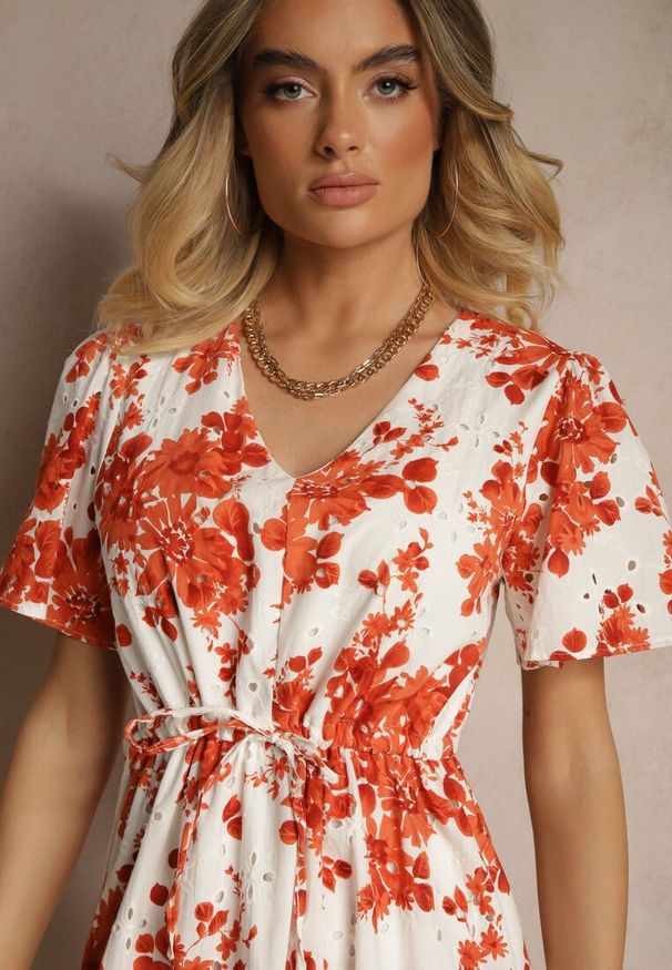 Renee - Pomarańczowa Bawełniana Sukienka Rozkloszowana Ażurowa w Kwiatowy Print Velbia. Okazja: na co dzień. Typ kołnierza: dekolt w kształcie V. Kolor: pomarańczowy. Wzór: ażurowy, kwiaty, nadruk. Typ sukienki: proste. Materiał: bawełna. Długość rękawa: krótki rękaw. Sezon: lato, wiosna. Styl: elegancki, casual