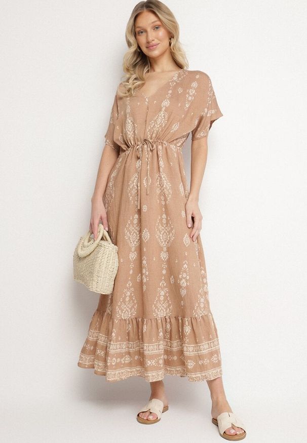 Born2be - Ciemnobeżowa Sukienka Rozkloszowana z Wiskozą w Boho Wzór z Falbaną Turaline. Typ kołnierza: kołnierz z falbankami. Kolor: beżowy. Materiał: wiskoza. Sezon: lato. Typ sukienki: rozkloszowane. Styl: boho