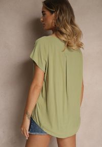Renee - Zielona Bluzka z Wiskozy z Trójkątnym Dekoltem Tilimira. Okazja: na co dzień. Kolor: zielony. Materiał: wiskoza. Styl: elegancki, casual