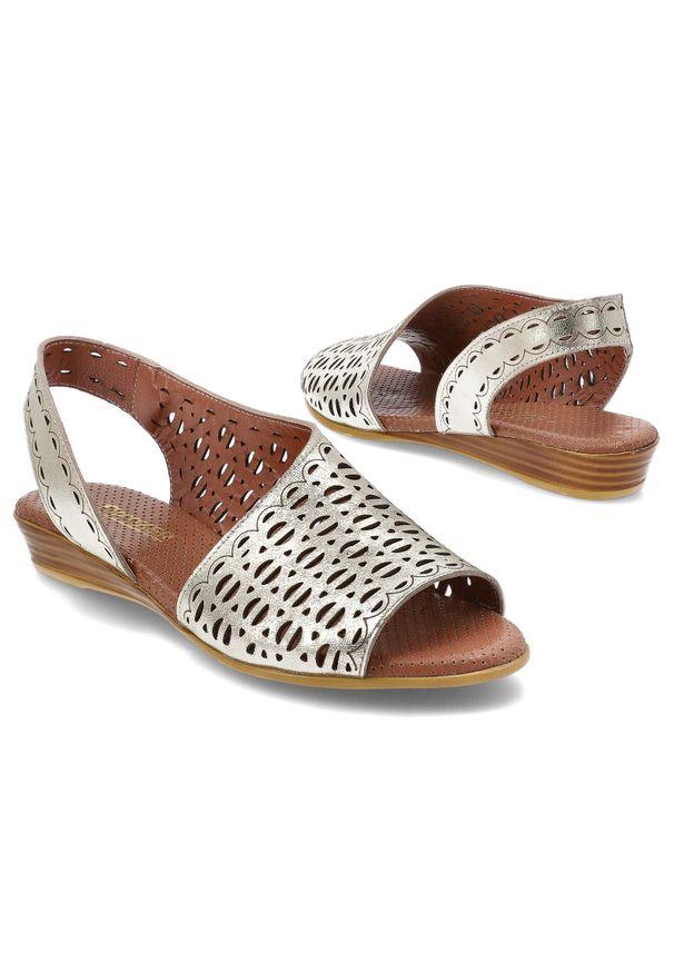 Złote Sandały Artiker Modne Obuwie Damskie. Kolor: złoty. Materiał: skóra. Wzór: ażurowy. Sezon: lato. Obcas: na koturnie. Styl: klasyczny, elegancki