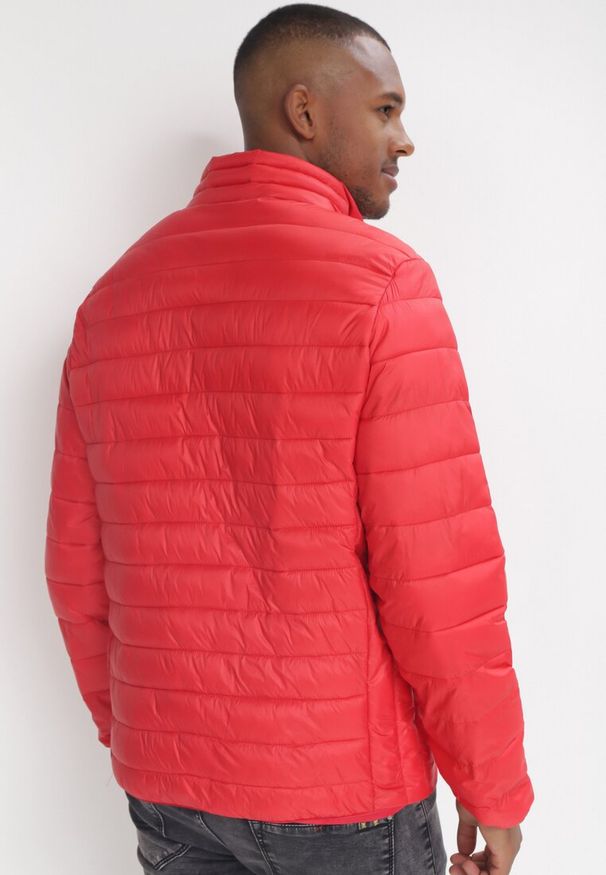 Born2be - Czerwona Kurtka Nylonowa i Pikowana Artissa. Typ kołnierza: bez kaptura, kołnierzyk stójkowy. Kolor: czerwony. Materiał: nylon. Długość rękawa: długi rękaw. Długość: długie. Sezon: wiosna, jesień