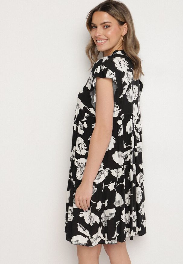 Born2be - Czarna Bawełniana Sukienka o Kroju Oversize w Kwiaty Liralea. Okazja: na spacer, na co dzień. Kolor: czarny. Materiał: bawełna. Wzór: kwiaty. Typ sukienki: oversize. Styl: casual, klasyczny