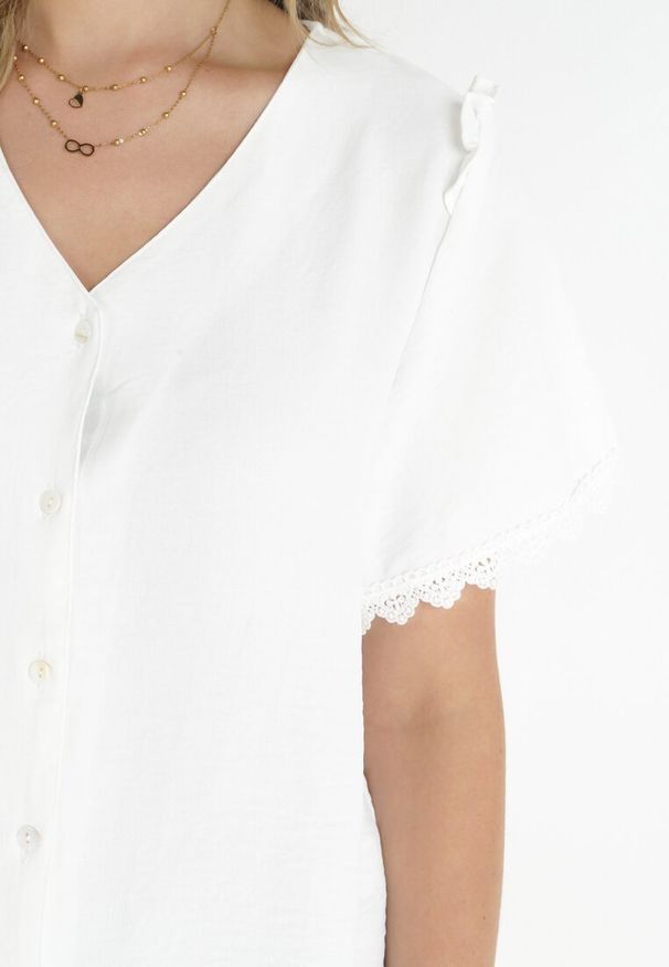 Born2be - Biała Koszula z Koronką i Trójkątnym Dekoltem Kieratia. Kolor: biały. Materiał: koronka. Wzór: koronka
