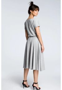 Sukienki.shop - Rozkloszowana sukienka midi z paskiem zbluzowana góra szara. Okazja: na co dzień. Kolor: szary. Materiał: tkanina, bawełna. Styl: casual. Długość: midi #3