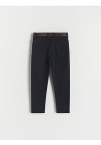 Reserved - Strukturalne spodnie chino z paskiem - czarny. Kolor: czarny. Materiał: bawełna, tkanina