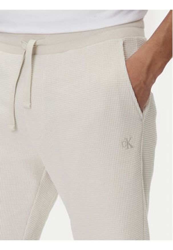 Calvin Klein Jeans Szorty sportowe J30J327247 Beżowy Regular Fit. Kolor: beżowy. Materiał: syntetyk, bawełna. Styl: sportowy