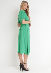 Born2be - Zielona Rozkloszowana Sukienka Midi z Kopertowym Dekoltem i Gumką w Talii Muntani. Kolor: zielony. Długość rękawa: krótki rękaw. Typ sukienki: kopertowe. Długość: midi #2