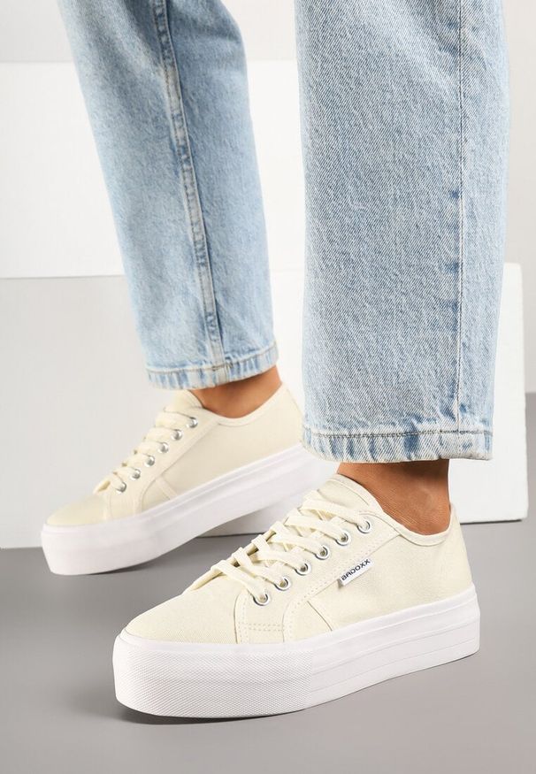 Renee - Beżowe Basicowe Trampki na Platformie Mailiselle. Okazja: na co dzień. Kolor: beżowy. Materiał: jeans. Obcas: na platformie. Styl: casual