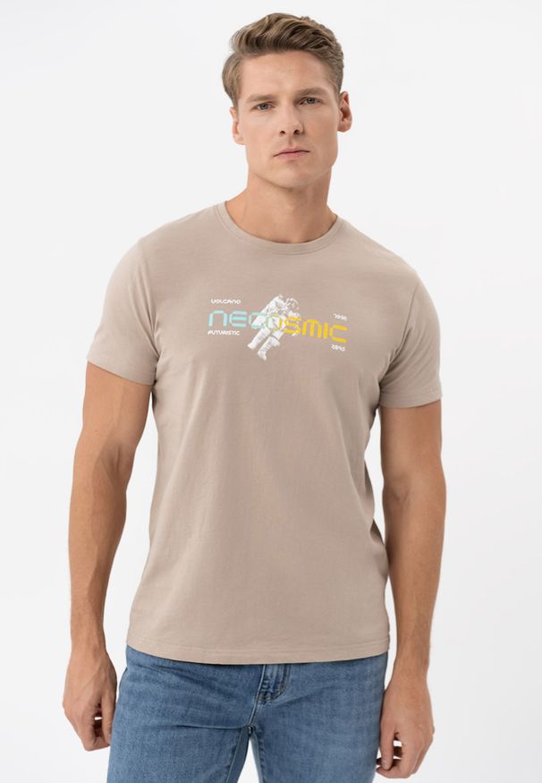 Volcano - Bawełniany t-shirt T-NECOS. Kolekcja: plus size. Materiał: bawełna. Długość rękawa: krótki rękaw. Długość: krótkie. Wzór: nadruk, napisy. Sezon: lato. Styl: klasyczny