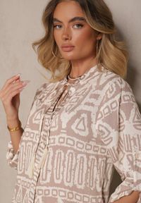 Renee - Beżowa Rozkloszowana Sukienka z Wiskozy w Etniczny Print z Wiązaniem z Frędzlami Ravpio. Typ kołnierza: dekolt w kształcie V. Kolor: beżowy. Materiał: wiskoza. Długość rękawa: długi rękaw. Wzór: nadruk. Styl: elegancki #3
