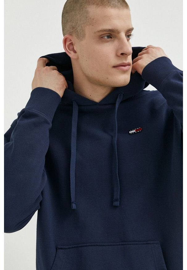 Tommy Jeans bluza bawełniana męska kolor granatowy z kapturem z aplikacją. Typ kołnierza: kaptur. Kolor: niebieski. Materiał: bawełna. Wzór: aplikacja