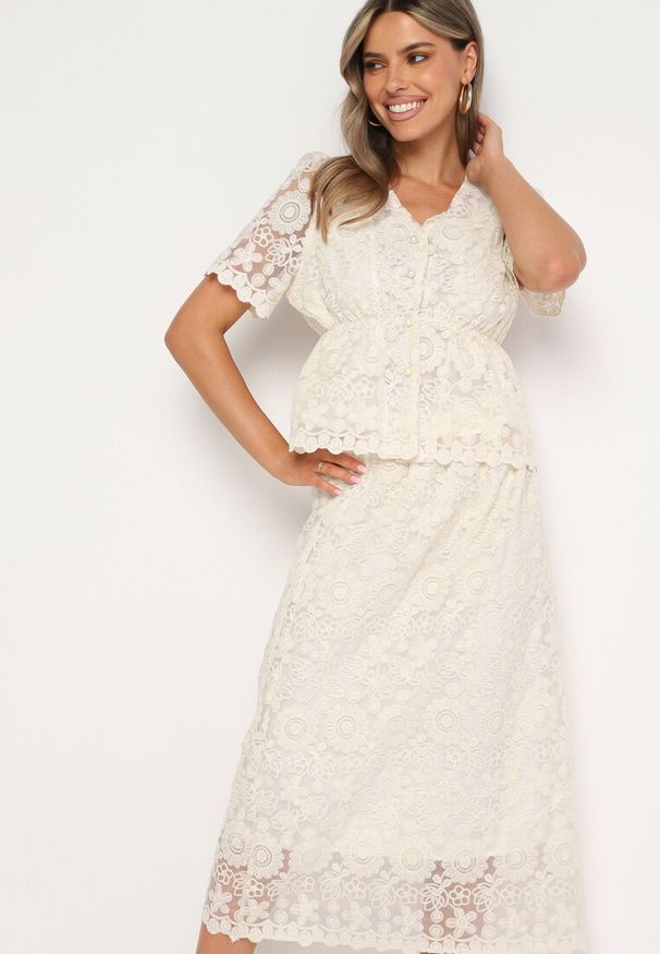 Born2be - Jasnobeżowy 2-Częściowy Komplet Koronkowy Bluzka z Ozdobnymi Guzikami Spódnica z Gumką w Talii Benadea. Kolor: beżowy. Materiał: koronka