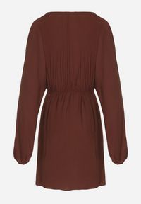 Born2be - Brązowa Wiskozowa Sukienka Kopertowa z Wiązaniem i Bufiastymi Rękawami Onevia. Okazja: na co dzień. Kolor: brązowy. Materiał: wiskoza. Typ sukienki: kopertowe. Styl: klasyczny, casual #5