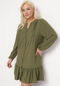 Born2be - Jasnozielona Koszulowa Sukienka Mini z Falbanką Brindel. Kolor: zielony. Typ sukienki: koszulowe. Długość: mini #1