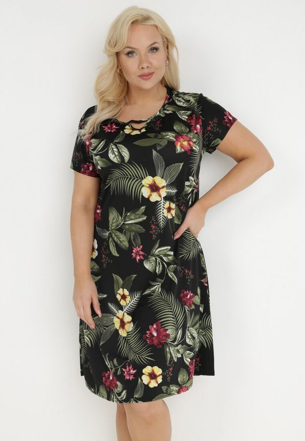 Born2be - Czarno-Zielona Sukienka Panarpia. Okazja: na co dzień. Kolekcja: plus size. Kolor: czarny. Wzór: aplikacja. Typ sukienki: proste, trapezowe, dla puszystych. Długość rękawa: krótki rękaw. Sezon: lato. Styl: casual. Długość: mini