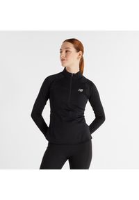 Bluza damska New Balance WT43200BK – czarna. Kolor: czarny. Materiał: dresówka, poliester, materiał, skóra, tkanina. Wzór: aplikacja. Styl: sportowy