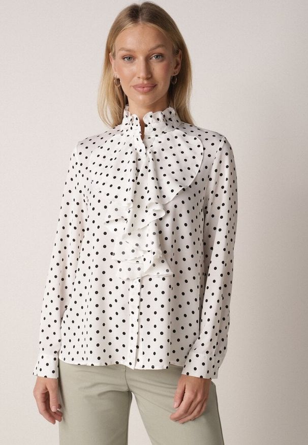Born2be - Biała Wiskozowa Koszula w Kropki ze Stójką z Ozdobnymi Falbanami Isamene. Okazja: na co dzień. Typ kołnierza: kołnierzyk stójkowy. Kolor: biały. Materiał: wiskoza. Wzór: kropki. Styl: casual, klasyczny