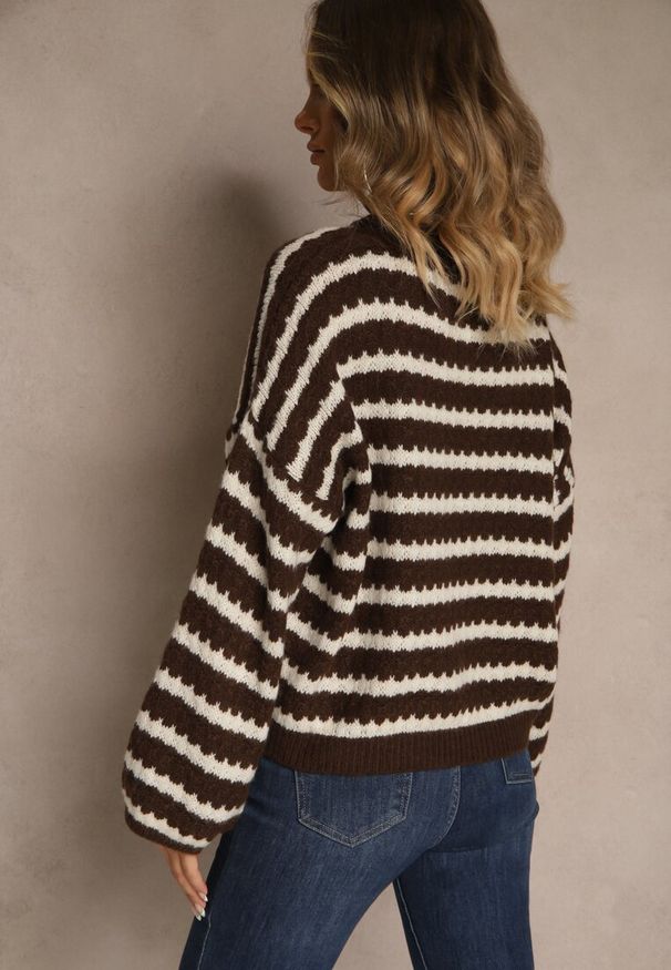 Renee - Ciemnobrązowy Oversizowy Sweter w Paski z Dzianiny z Wełną i Wiskozą Aventole. Okazja: na co dzień. Kolor: brązowy. Materiał: wełna, wiskoza, dzianina. Wzór: paski. Styl: klasyczny, casual, elegancki