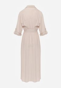 Born2be - Beżowa Bawełniana Sukienka Koszulowa z Paskiem i Regulowanymi Rękawami Sadevia. Okazja: na co dzień, do pracy, na spotkanie biznesowe, na spacer. Kolor: beżowy. Materiał: bawełna. Typ sukienki: koszulowe. Styl: klasyczny, casual, biznesowy, elegancki. Długość: midi #6