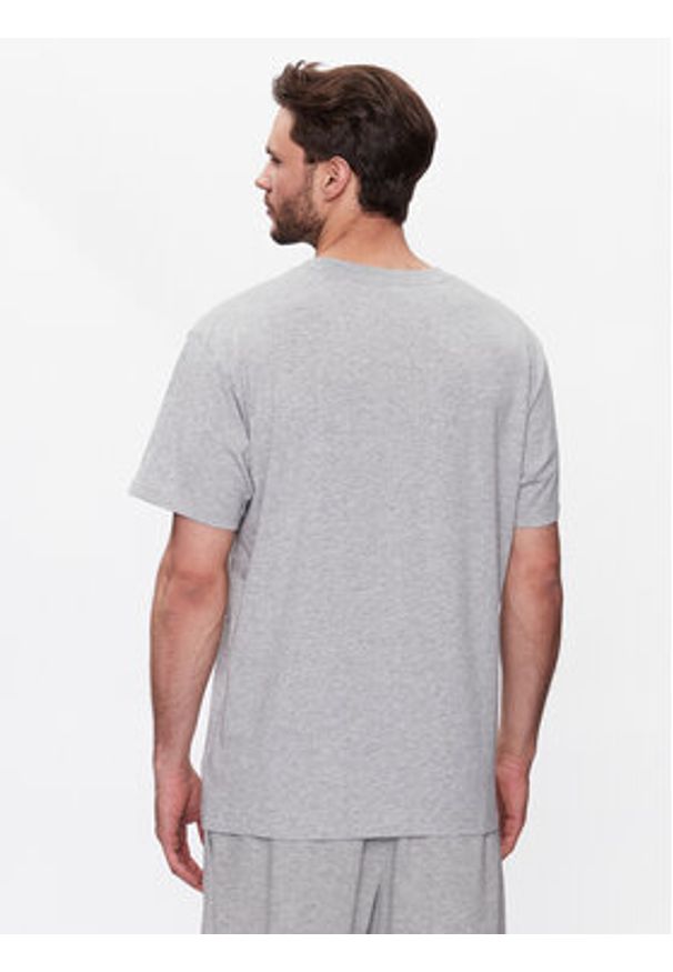 New Balance T-Shirt Sport Seasonal Graphic MT31904 Szary Relaxed Fit. Kolor: szary. Materiał: bawełna, syntetyk. Styl: sportowy