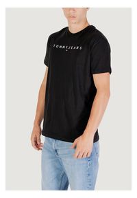 Tommy Jeans T-Shirt TJM REG LINEAR LOGO Czarny Casual Fit. Okazja: na co dzień. Kolor: czarny. Styl: casual #2