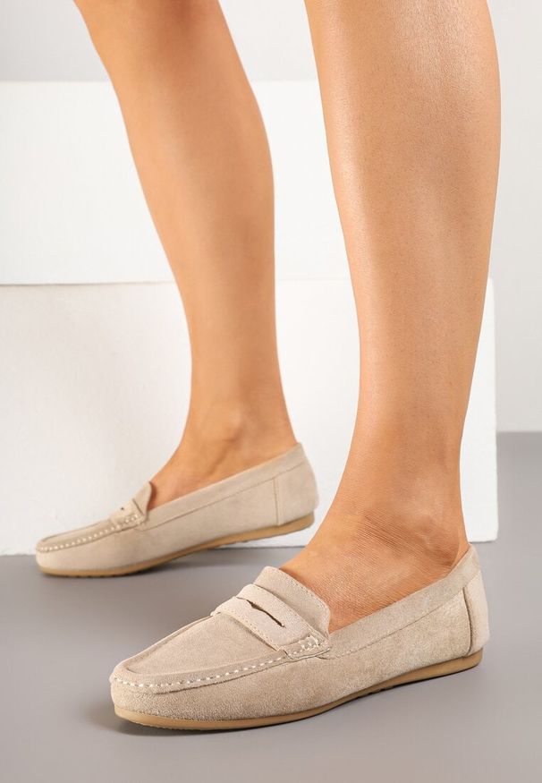 Renee - Ciemnobeżowe Mokasyny z Ozdobnymi Przeszyciami Rivgis. Okazja: na co dzień. Kolor: beżowy. Materiał: jeans. Styl: casual, elegancki