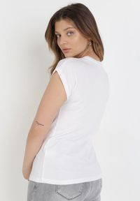 Born2be - Biały T-shirt Peshahria. Kolor: biały. Materiał: bawełna. Długość rękawa: krótki rękaw. Długość: krótkie. Wzór: kolorowy. Styl: sportowy