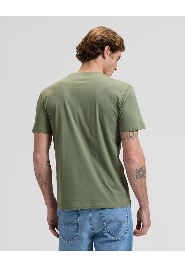 Lee - MĘSKA KOSZULKA LEE WOVEN LABEL TEE MERCANTILE GREEN 112376538