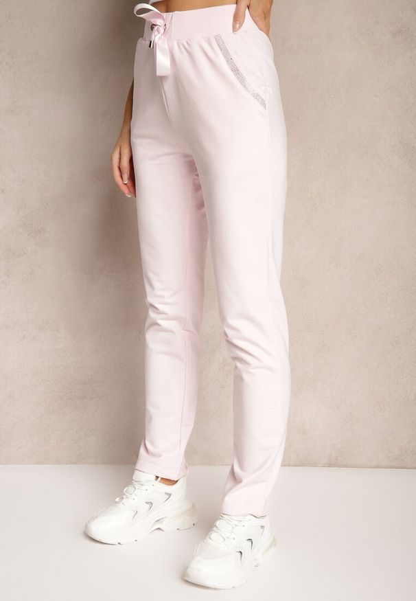 Renee - Różowe Dresowe Spodnie z Gumką w Pasie High Waist z Cyrkoniami Bravur. Stan: podwyższony. Kolor: różowy. Materiał: dresówka